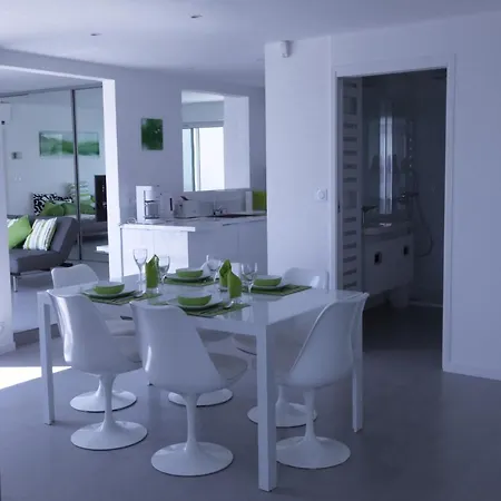 아파트 Design - Superb Seaviews - 70m2 - Large Terrace - Pool - No Extra Costs *