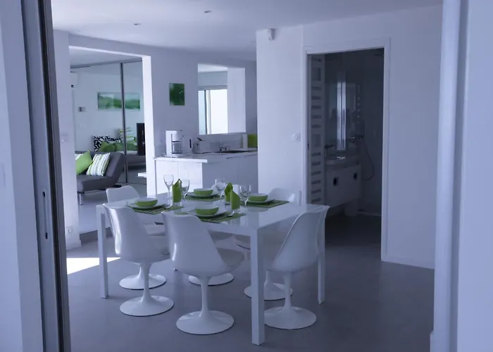아파트 Design - Superb Seaviews - 70m2 - Large Terrace - Pool - No Extra Costs *